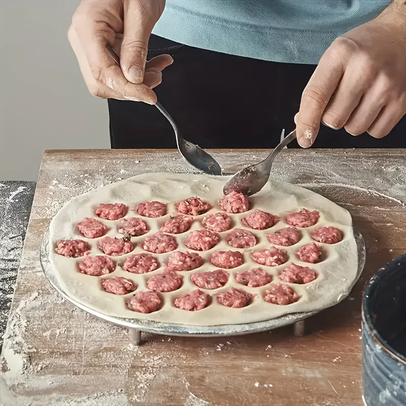 Kitchen Gadgets Pasta - アルミ製餃子メーカー | 37穴ラビオリプレス、自家製パスタ＆肉詰め用 | 多用途ペストリーモールドキッチンガジェット