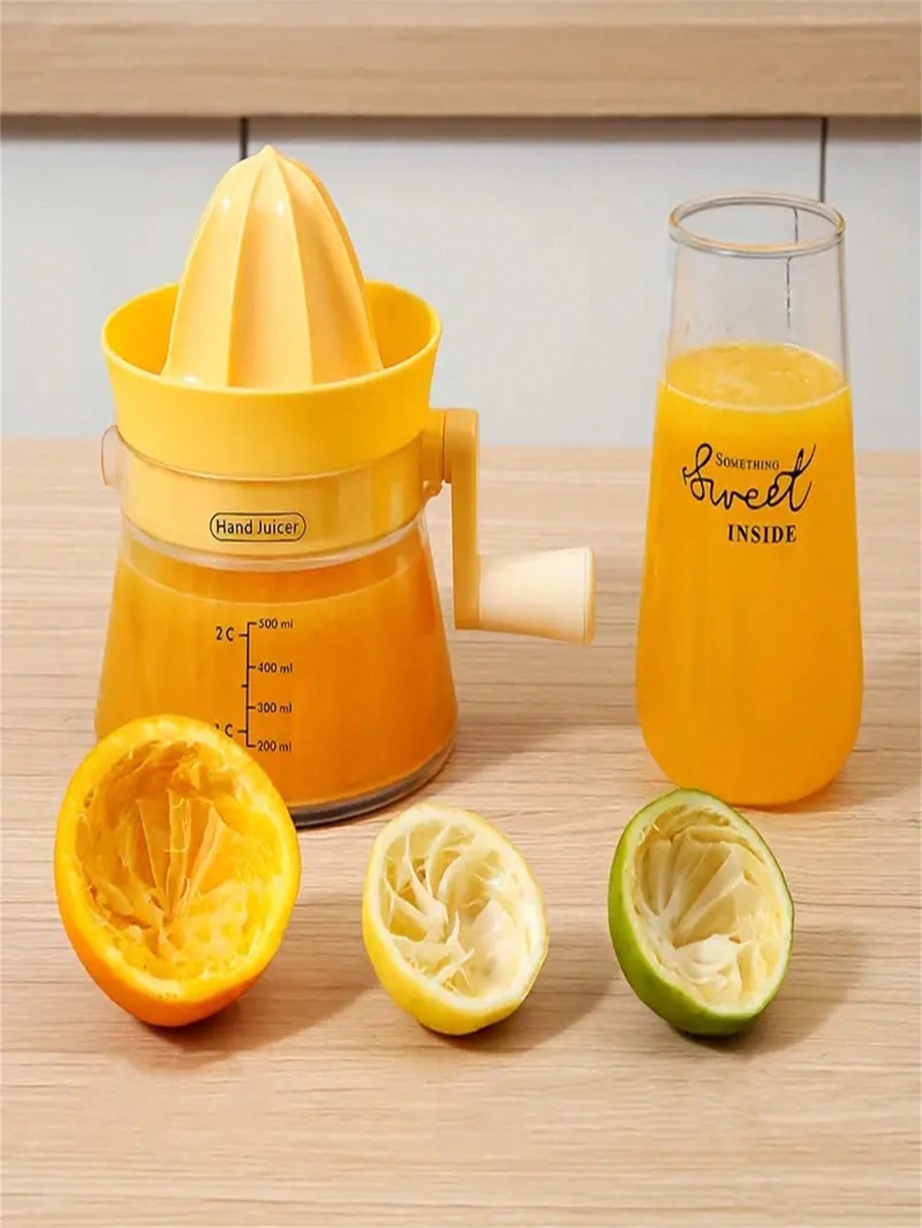 Kitchen Gadgets Built In - 1個の多機能手動ジューサー、内蔵計量カップ付き、レモン、ライム、オレンジ、家庭、オフィス、キャンプ用キッチンガジェットに最適